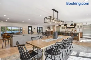 Image of Luxury Cowdry Cottage Lake Home