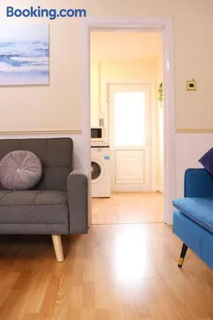 Image of Unique 3 Bedroom House FREE WiFI & Parking
