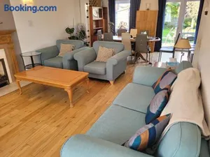 Image of Spacious 5 Bedroom 11 Guest Family House in Horsham