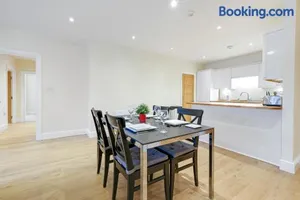 Image of Spacious Luxury 3 Bed Apt with Parking by 360Stays