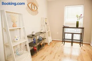 Image of Charming 3bd Alexandria House, 11 miles to DC, Nice front view