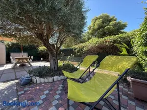 Image of Appartement T2 avec Jardin et Parking Proche Plage - FR-1-309-543