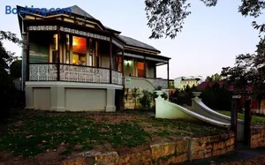 Image of Cobb&CoHouse 4 Queen Bedrooms, 3 Bathrooms, BendigoCBD Lock up Garage