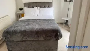 Image of Spacious 5 Bedroom House Close To Town Center