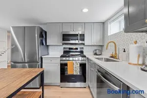 Image of Urban Hideaway - 2BR - Pets OK - Park 2 Cars - Laundry - Fast WIFI - Close to Everything