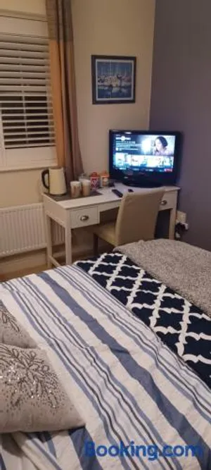 Image of Aylesbury Lovely Double and Single Bedroom with Guest only Bathroom