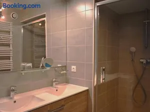 Image of Appartement Spacieux 4 Pièces en Centre-Ville avec Cuisine Équipée et Chambres Confortables - FR-1-580-28