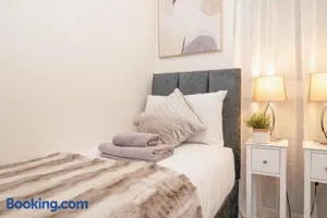 Image of Stunning 2-Bed Apartment in Stevenage, Sleeps 5 with free Private Parking