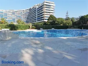 Image of Appartement climatisé avec terrasse, piscine et parking privé, proche plages et commerces - FR-1-609-60