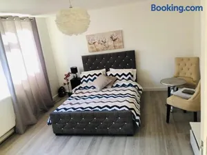 Image of Beautiful Large ROOM in London Flat