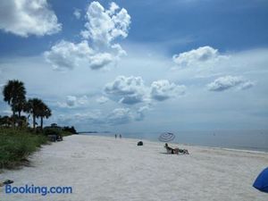 Image of Your Oasis next to North Naples