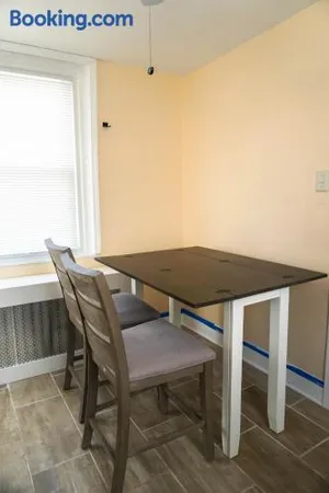 Image of Lincoln Manor - Newly Renovated, 1mile from PHL Airport and Sports Stadiums