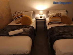 Image of Corner House, Sleeps 8 in 4 Bedrooms, near train station, Great Value!