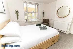Image of Beautiful City-Centre Townhouse with Hot Tub