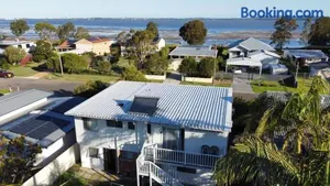 Image of Cozy private 3br guest suite 100m to the lake