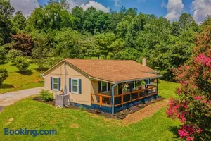 Image of Charming Family Lakeview Cottage 3 min to lake