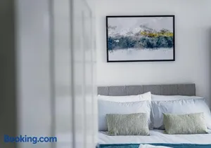 Image of Hiltop 2Bed Apartment, Near City Centre, Sleeps 4 with Parking