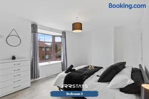 Image of Nuneaton - Ideal 3 Bedroom, Wi-fi Parking, Sleeps 6 - JRR Stays