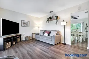 Image of Home Nr River Walk DT Airport BBQ Games Pets