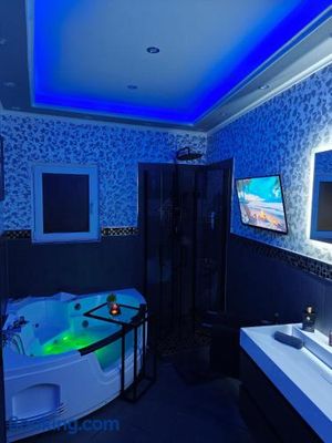 Image of Luxus Loft Whirlpool Designer Küche Bad
