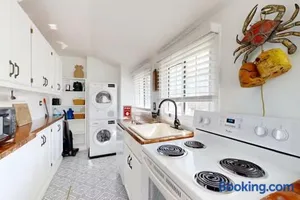 Image of Cozy 1st Level Beach House - Walk Everywhere