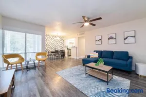 Image of Walk to ATT-Free Parking-Min to attractions-Modern