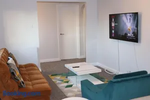 Image of Garland Modern Apartment with Private Garden & Parking Dartford 5
