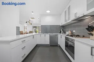 Image of Ballarat Cozy Cottage for Families, Sleeps 8, Pet Friendly, Big backyard, Parking for 4 cars, Close to Shopping mall