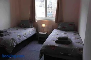 Image of Modern 2 bed flat, private parking & sec entry