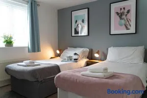 Image of 3 Smart TVs, Sleeps 3, VAN PARKING, Fast WIFI