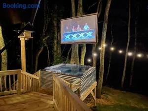 Image of Luxurious Camping -Theater, Hot-Tub, Keg, Fire Pit