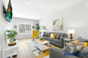Image of Make Lemonade in luxury w king bed and free parking plus 40 minutes to Nashville