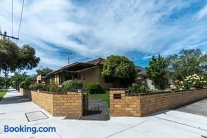 Image of Fantastic Three Bedroom Home Close to City and Airport