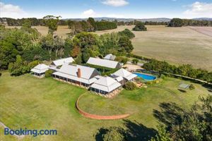 Image of Finsbury House - Luxury 8 Bedroom Farm Homestead with Pool