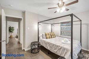 Image of 3 Bedroom Home The Neighborhood Spot desks in 2 rooms high speed Internet wifi Kick Back & Relax close to Houston Hobby Airport 5 star superhost