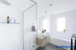 Image of Beautiful Modern 3 Bedroom Family Suite Sleeps 6