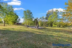 Image of The Luxe/Hot Tub/ Putt Putt/10 Mins Shaker Village