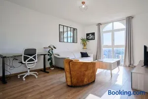 Image of Bright apartment in hypercenter with parking