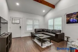 Image of 8 mins to Riverwalk, fenced backyard, pets allowed, king bed