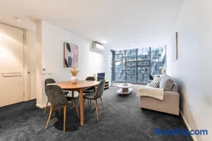 Image of Modern 1-Bedroom Apartment in Docklands Delight