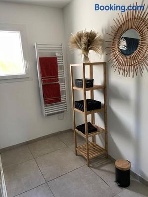 Image of Chambre avec salle de bain privée dans villa avec garage