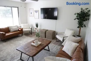 Image of 5-BR Serene Retreat Near CLE* Dogs welcome!