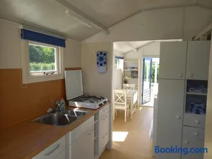 Image of Voormalig strandhuisje in boomgaard in Hengstdijk