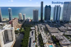 Image of Cute, cozy condo walk to the beach!