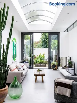 Image of spacious apartment close to the University
