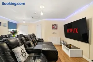 Image of Lt Properties Unique Bungalow style Spacious one bedroom Apartment in Luton Town centre super size round bed Netflix