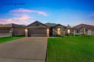 Image of New Modern Bohemian Home Minutes from Epic Waters Indoor Park, Andretti Indoor Karting & Games, AT&T Stadium, Globe Life, Six Flags, Texas Life