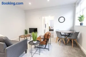 Image of Flat B Commercial Road, 3 Bedrooms, Sleeps 5, Located in town centre
