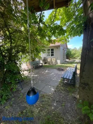 Image of Modern 2 bedroom cottage close to airport and town - sleeps 8