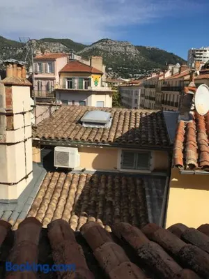 Image of Au cœur du vieux Toulon au calme appartement rénové climatisé confortable étage élevé avec ascenseur proche parking et toutes commodités